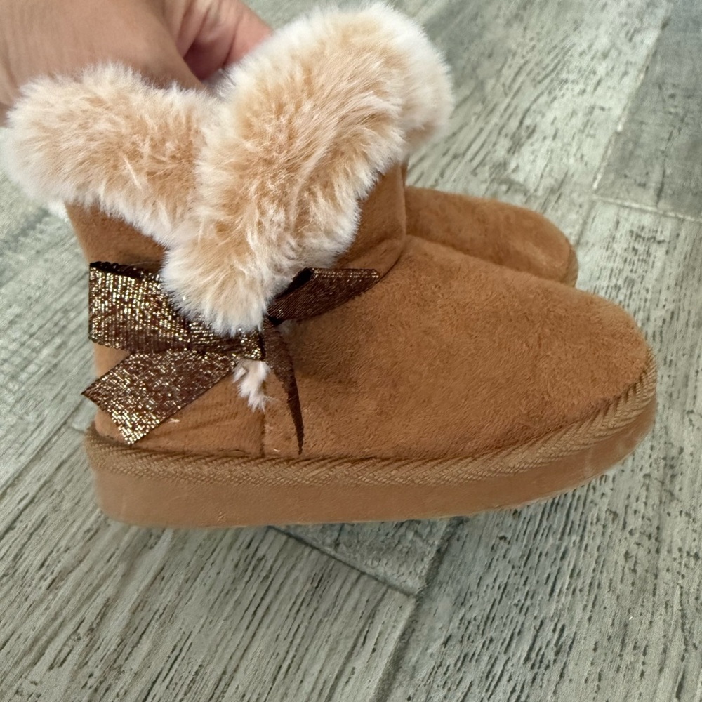 Like new Toddler girls kids brown tan suede fur lined winter Boots size 6